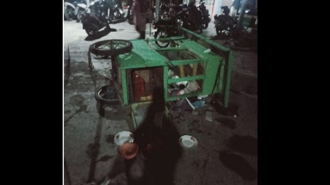 Gerobak milik pedagang terguling saat terjadi bentrokan di dekat Pasar Pedan, Desa Keden, Kecamatan Pedan, Klaten, Minggu (4/10/2020) malam. (Solopos/Istimewa)