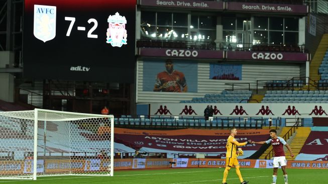 Kiper Liverpool Adrian bereaksi setelah kebobolan gol keenam mereka selama pertandingan sepak bola Liga Premier Inggris antara Aston Villa melawan Liverpool di Villa Park, Birmingham, Inggris, Senin (5/10) dini hari WIB. [PETER POWELL / POOL / AFP]