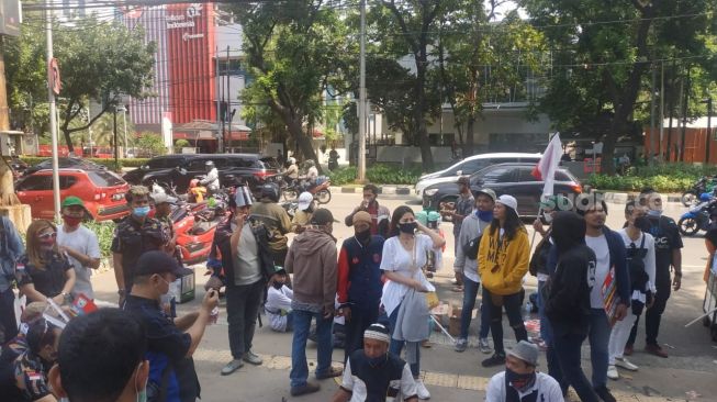 Pedangdut Annisa Bahar demo Gubernur DKI Jakarta Anies Baswedan di depan Gedung DPRD DKI Jakarta, Senin (5/10/2020). (Suara.com/Fakhri)