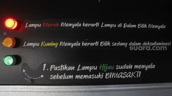 Lampu indikator tanda bilik mandi sedang digunakan di Puskesmas Kecamatan Gambir, Jakarta, Selasa (6/10/2020). [Suara.com/Angga Budhiyanto]