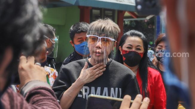 Presenter Roy Kiyoshi bertemu awak media saat keluar dari Rumah Sakit Ketergantungan Obat (RSKO) usai menjalani masa rehabilitasi selama 5 bulan di Cibubur, Jakarta Timur, Selasa (6/10). [Suara.com/Alfian Winanto]