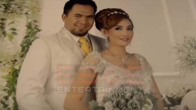 Potret Pernikahan Saipul Jamil dan Indah Sari [YouTube/ESGE ENTERTAINMENT]