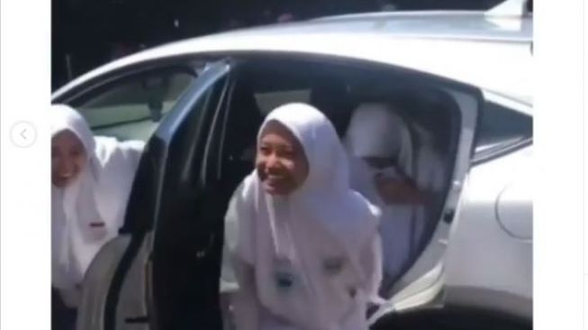 Viral 13 Anak SMA Naik Mobil Berukuran Kecil, Warganet Geleng-geleng Kepala