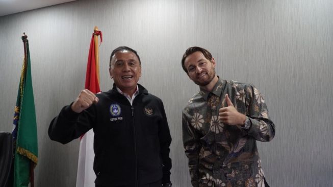 Ketua Umum PSSI, Mochamad Iriawan (kanan) dan Marc Klok (kanan). (Dok. PSSI).