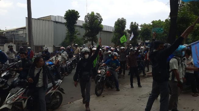 Buruh demo di Bekasi (Suara.com/Yacub)