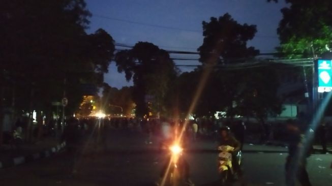 Aksi massa menolak Omnibus Law UU Cipta Kerja berujung rusuh di depan Gedung DPRD Jawa Barat, Jalan Diponegoro, Kota Bandung, Selasa (6/10/2020). [Antara/Bagus Ahmad Rizaldi]