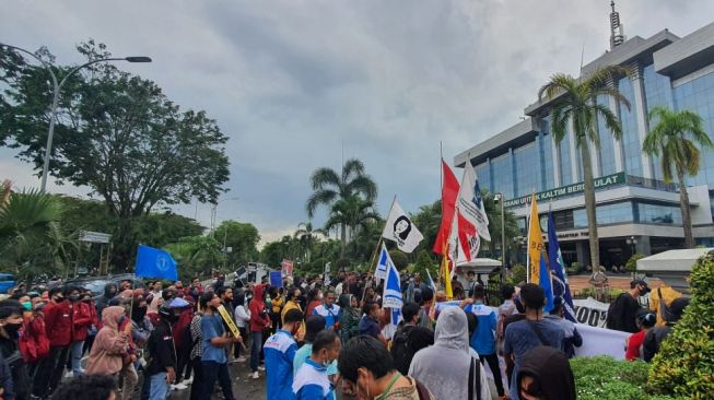 Gerakan Buruh Menggugat Keadilan (GBMK) dan Aliansi Mahasiswa menggelar aksi unjuk rasa meminta keadilan bagi puluhan pekerja sawit yang di-PHK dan diusir (foto : istimewa)