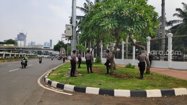 Penampakan aparat polisi saat berjaga-jaga di depan Gedung MPR/DPR RI, Jakarta. (Suara.com/Bagaskara)