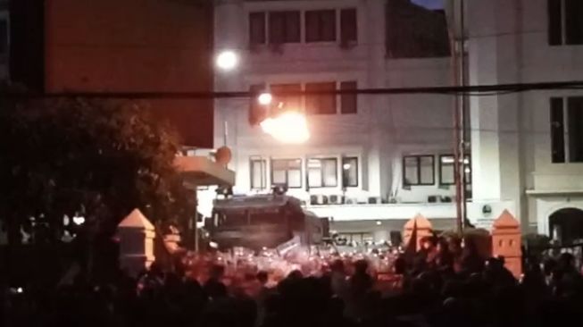 Pemanasan, Massa Penolak UU Cipta Kerja Lempar Bom Molotov ke DPRD Jabar
