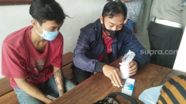 Duh! Bukannya Bawa Masker, Pemuda Ini Malah Bawa Pil Exymer