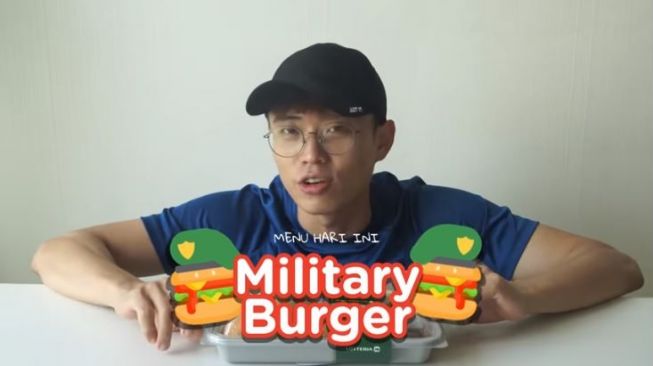 Unik! YouTuber Jang Hansol Cicipi Burger ala Militer dengan Selai Stroberi