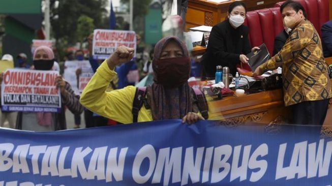 Buruh demo tolak Omnibus Law, rapat paripurna RUU Cipta Kerja. (Kolase foto/Suara.com/ANTARA)