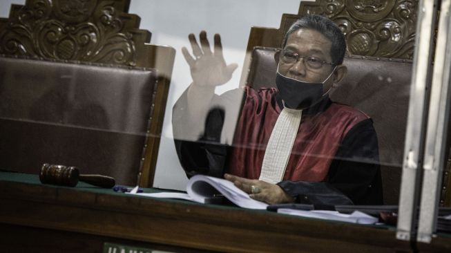 Hakim Tunggal Suharno memimpin sidang putusan praperadilan mantan Kepala Divisi Hubungan Internasional (Kadiv Hubinter) Polri Irjen Pol Napoleon Bonaparte di Pengadilan Negeri Jakarta Selatan, Jakarta, Selasa (6/10/2020).  [ANTARA FOTO/Aprillio Akbar]