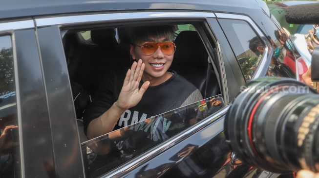 Presenter Roy Kiyoshi meninggalkan Rumah Sakit Ketergantungan Obat (RSKO) dengan mobilnya usai menjalani masa rehabilitasi selama 5 bulan di Cibubur, Jakarta Timur, Selasa (6/10). [Suara.com/Alfian Winanto]