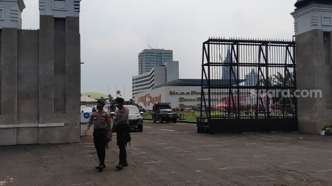 Penampakan aparat polisi saat berjaga-jaga di depan Gedung MPR/DPR RI, Jakarta. (Suara.com/Bagaskara)
