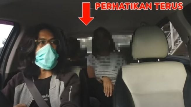 Diduga Nggak Tahan, Video Penumpang Taksi Online Mesum di Mobil Viral