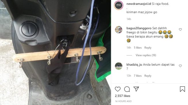 Gantungan pakaian ditaruh ke dashboard motor agar bisa mudah membawa makanan banyak (Instagram)