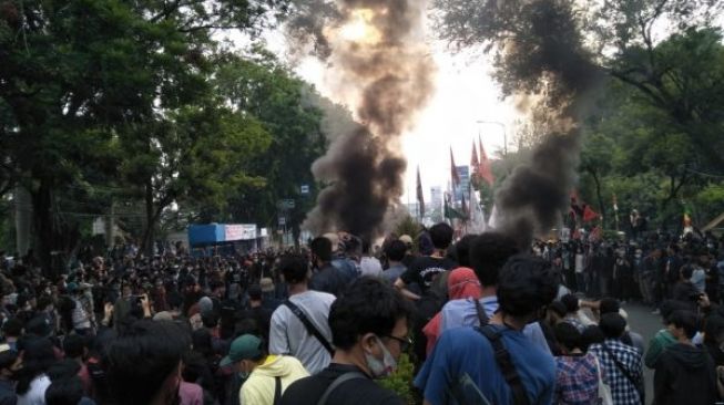 Demonstrasi mahasiswa tolak UU Cipta Kerja (Bantennews)