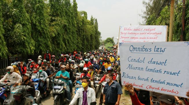 Buruh dari berbagai elemen organisasi melakukan aksi mogok kerja dengan turun ke jalan di kawasan industri Kebun Besar, Tangerang, Banten, Selasa (6/10/2020).  [ANTARA FOTO]