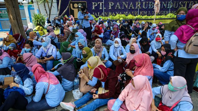 Sejumlah buruh mengikuti aksi mogok kerja di halaman PT Panarub Industry, Kota Tangerang, Banten, Selasa (6/10/2020).   [ANTARA FOTO]