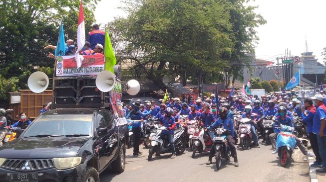 Ribuan buruh saat memadati ruas jalan utama di Kabupaten Tangerang. Mereka berteriak menolak UU Omnibuslaw. (BantenHits.com/Rifat Alhamidi)