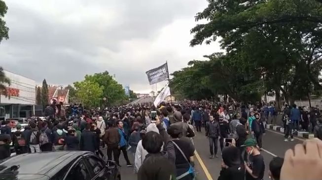 Massa Berbaju Hitam Blokade Jembatan Layang Pasopati Bandung