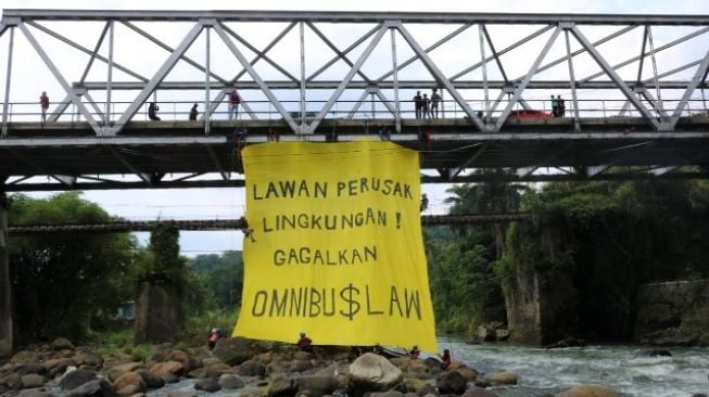 Bentangkan Spanduk Raksasa Tolak UU Cipta Kerja: Lawan Perusak Lingkungan!