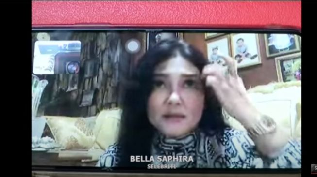 Bella Saphira menyampaikan perjalan rumah tangganya. - (YouTube/STARPRO Indonesia)