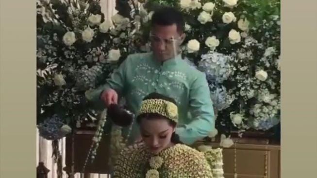 Momen siraman Zaskia Gotik dan Sirajuddin Mahmud [Instagram]