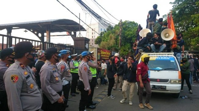 Jalan Diblokade, Ratusan Mahasiswa di Kota Tangerang Kepung Markas Polisi