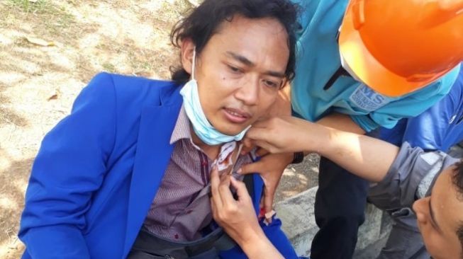 Luka Parah Bentrok dengan Polisi, 5 Mahasiswa Bekasi Dilarikan ke RS