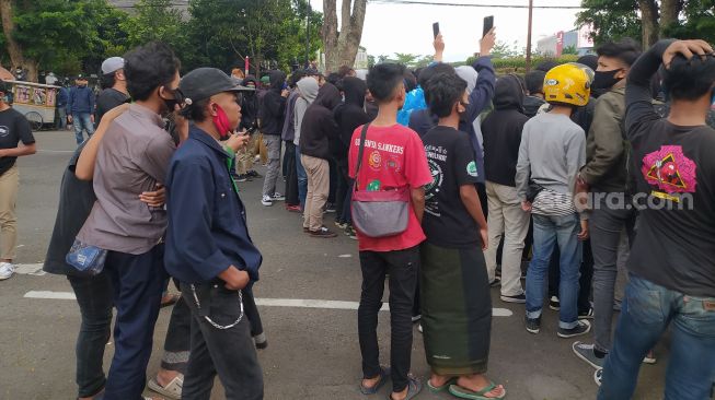 Sejumlah remaja ikut aksi tolak UU Cipta Kerja di depan gedung Sate, Bandung, Rabu (7/10/2020). [Suara.com/Aminuddin] 