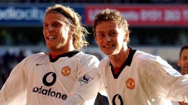 Diego Forlan (kiri) saat masih bermain untuk Manchester United, bersama Ole Gunnar Solskjaer yang kini menjadi manajer Manchester United. [Laman resmi Manchester United]