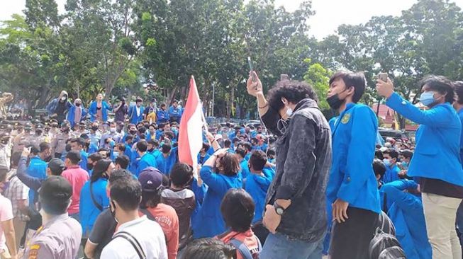 Demo Omnibus Law, Ratusan Mahasiswa UIR Terlibat Aksi Saling Dorong