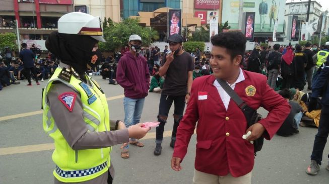 Seorang mahasiswa tertangkap tidak menggunakan masker saat sedang mengikuti unjuk rasa. (foto : Humas Polresta Samarinda)