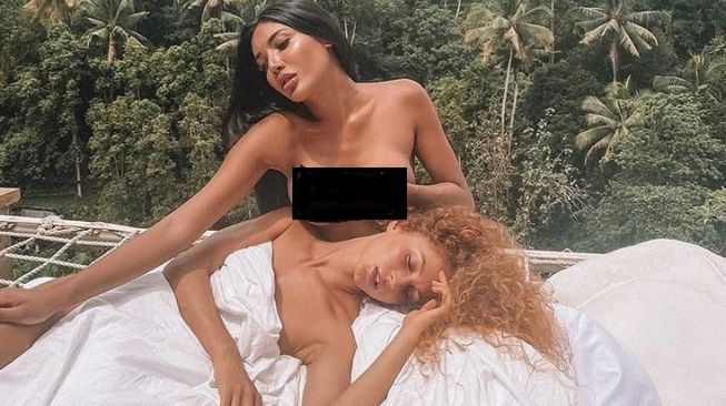 Millen Cyrus berpose berani bareng model perempuan berwajah bule. [Instagram]