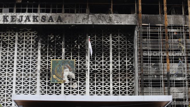 Pekerja memasang stager untuk perbaikan Gedung Kejaksaan Agung, Jakarta, Rabu (7/10/2020). [Suara.com/Angga Budhiyanto]