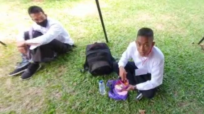 Sulkifli mengikuti seleksi calon prajurit TNI AL, Rabu 7 Oktober 2020. Membawa bekal makanan dan satu botol air mineral dari rumahnya / Foto : Dokumentasi Lantamal VI