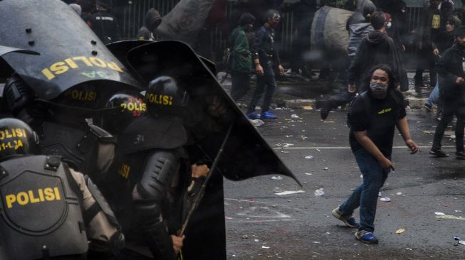 Demonstran menyerang Personil Kepolisian saat unjuk rasa tolak Undang-Undang Cipta Kerja di Depan Gedung DPRD Jawa Barat, Bandung, Jawa Barat, Rabu (7/10/2020).  [ANTARA FOTO]