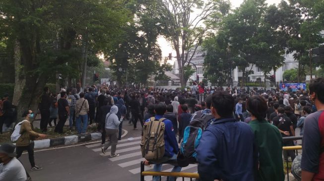 Ribuan Mahasiswa Terlibat Bentrok dengan Polisi di Gedung DPRD Jawa Barat