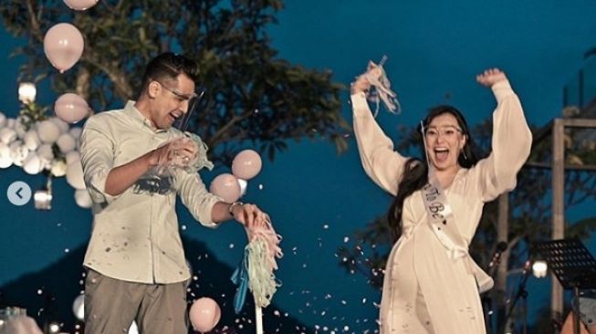 Asmirandah dan  Jonas Rivanno gelar baby shower [Instagram/asmirandah89]