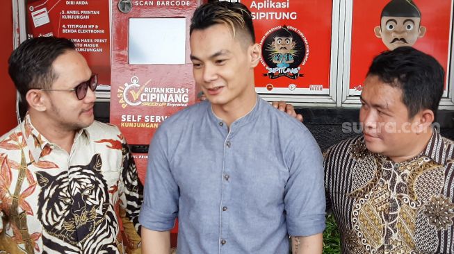 Aktor Agung Saga didampingi kuasa hukumnya saat menemui awak media usai dirinya bebas dari masa hukuman selama 1 tahun 6 bulan di Rutan Cipinang, Jakarta Timur, Rabu (7/10). [Suara.com/Alfian Winanto]