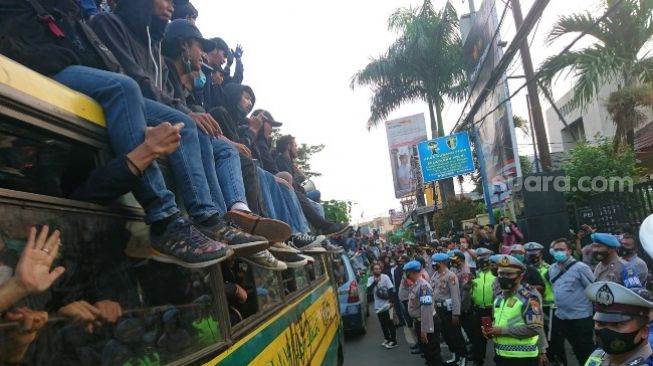 Ratusan mahasiswa gabungan di Tangerang mengepung Mapolres Tangerang Kota. Ini merupakan buntut dari upaya polisi yang memblokade akses menuju pusat pemerintahan Kota Tangerang, Rabu (7/10/2020). [Suara.com/Irfan Maulana]