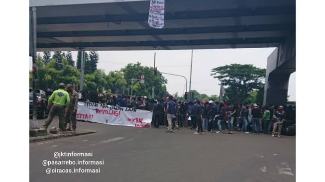 Ratusan Mahasiswa Unindra Gelar Demo Tolak UU Omnibus Law di Pasar Rebo