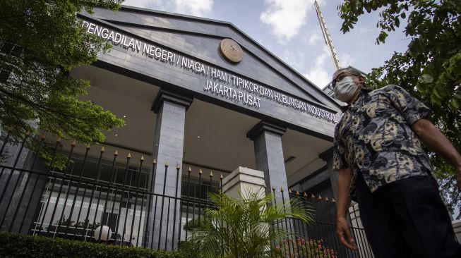 Warga berjalan di depan gedung Pengadilan Negeri Jakarta Pusat, Kemayoran, Jakarta, Rabu (7/10/2020). [ANTARA FOTO/Dhemas Reviyanto]