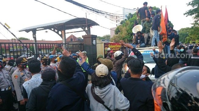 Ratusan mahasiswa gabungan di Tangerang mengepung Mapolres Tangerang Kota. Ini merupakan buntut dari upaya polisi yang memblokade akses menuju pusat pemerintahan Kota Tangerang, Rabu (7/10/2020). [Suara.com/Irfan Maulana]