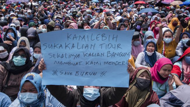 Ribuan buruh bersama Aliansi Badan Eksekutif Mahasiswa se-Sukabumi melakukan aksi unjuk rasa di lapangan Merdeka, Sukabumi, Jawa Barat, Rabu (7/10/2020).  [ANTARA FOTO/Iman Firmansyah]
