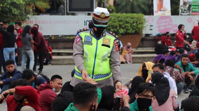 Polresta Samarinda, membagikan ratusan masker untuk para demonstran. (foto : Humas Polres Samarinda)