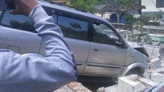 Ngeluh Pusing, Sopir Tewas Setelah Mobil Oleng Belok Terperosok ke Kuburan