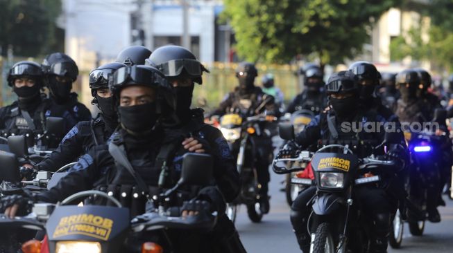 Aparat kepolisian melakukan penjagaan di sekitar Gedung DPR RI, Jakarta, Rabu (7/10/2020). [Suara.com/Angga Budhiyanto]